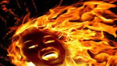 Caz de o violenţă rară în judeţul Vrancea. Un bărbat şi-a incendiat soţia
