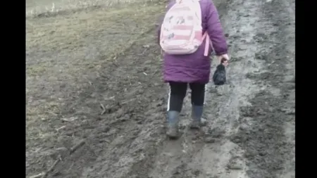 Imaginile cu o fetiţă care se luptă cu noroiul pentru a ajunge la şcoală au devenit virale! 