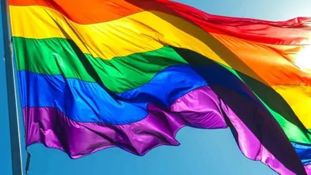 Un cunoscut prezentator de televiziune, căsătorit de 27 de ani şi cu doi copii, a dezvăluit că este gay