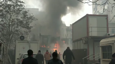 Incendiu în centrul Bucureştiului aproape de Primăria Capitalei. Pompierii intervin cu patru autospeciale