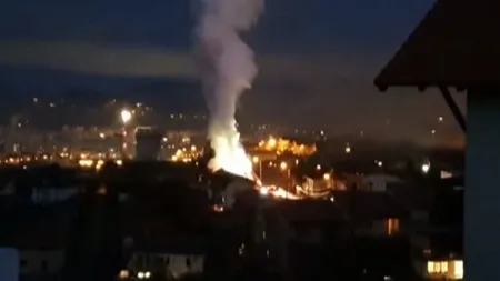 Incendiu violent la o casă din Cluj! Flăcările s-au extins şi la trei maşini parcate în apropiere