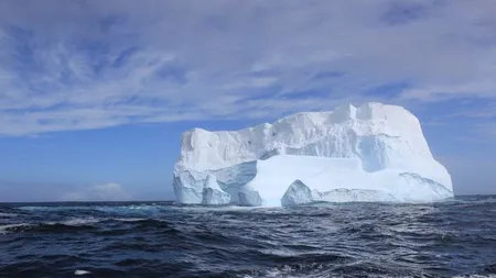Fenomen dramatic! O bucată de gheaţă de câteva zeci de mii de tone s-a desprins dintr-un gheţar