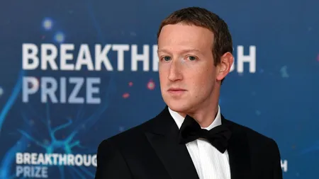 Mark Zuckerberg ironizat pentru că-şi pune angajaţii să-l usuce la subraţ înainte de discursurile importante