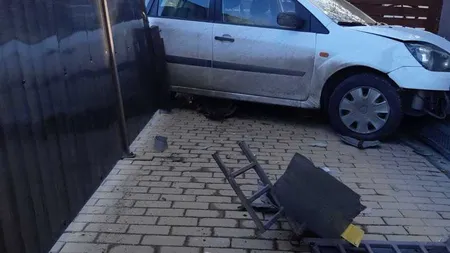 O maşină a intrat într-o ţeavă de gaz. Locatarii din imobilele învecinate au fost evacuaţi