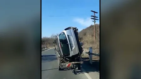 Maşină plimbată cu o căruţă. Imagini virale