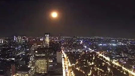 Imagine rară suprinsă de camere. Un meteorit luminează cerul nopţii şi sfărşeşte într-o mare explozie deasupra oraşului VIDEO
