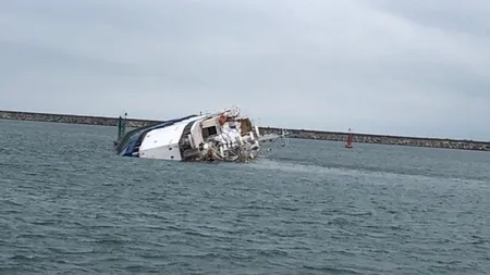 Nava răsturnată în Portul Midia a fost adusă la ţărm. Cadavrele animalelor vor fi incinerate VIDEO