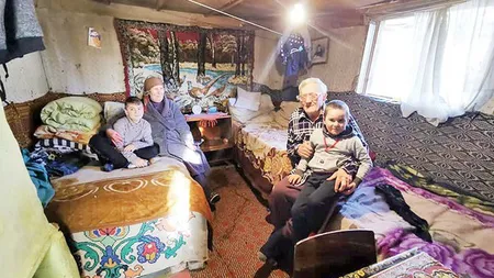 Povestea dramatică a doi copii crescuţi de străbunicii bolnavi. Abandonaţi de părinţi, trăiesc într-o casă mică şi dărăpănată