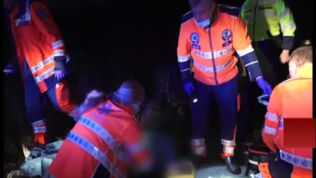Tânăr mort pe stradă, la câteva sute de metri de casa părinţilor lui