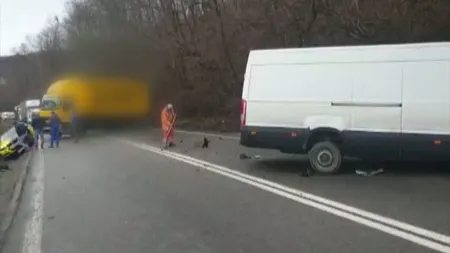 Valea Oltului blocată de un accident în care au fost implicate un camion, un autoturism şi o dubă