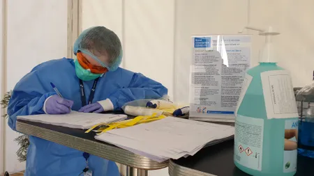 Sanador îşi linisteşte pacienţii în contextul epidemiei de coronavirus