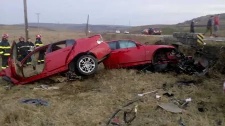 Impact devastator pe şoselele din România. Un BMW s-a rupt în două în urma unui impact cu un cap de pod FOTO