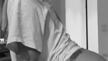 Alexandra Stan, dans erotic pe Internet. Vedeta a dat jos lenjeria intimă: 