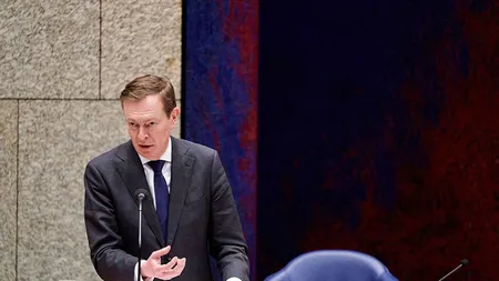 Ministrul olandez responsabil cu combatarea epidemiei a demisionat, la o zi după ce a leşinat în parlament