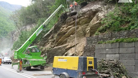 Atenţie, şoferi! Valea Oltului a fost blocată parţial din cauza prăbuşirii unui zid de susţinere