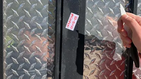 Locuitorii din Bihor, victimele unei glume proaste. S-au trezit cu autocolante lipite pe porţi cu mesajul 