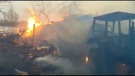 Incendiu violent la o fabrică din Argeş. Zeci de pompieri intervin la faţa locului