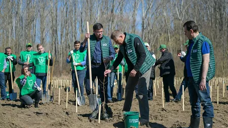 Klaus Iohannis a plantat un copac în Dâmboviţa: Este inadmisibil ca în secolul 21 să mai avem tăieri ilegale masive de păduri