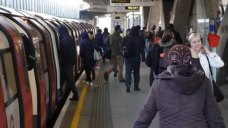 COVID-19. Imagini de neconceput în metroul din Londra. Primarul e acuzat că 