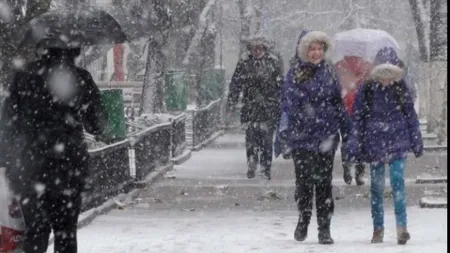 SE ÎNTOARCE IARNA în România. Val de aer rece, ploi, lapoviţă şi ninsoare din weekend, inclusiv la Bucureşti