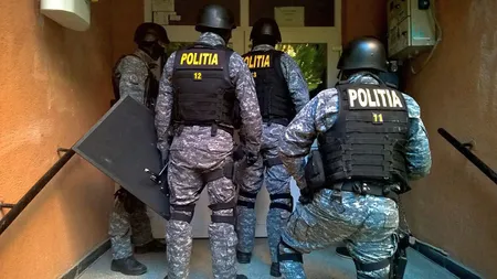 Percheziţii de amploare efectuate de poliţişti. Au fost confiscate 15 arme, 900 de cartuşe, dispozitive de vedere pe timp de noapte