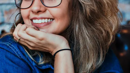 Modelele cu atitudine de la Heylux fac cei mai mulţi bani din videochat în Iaşi