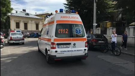 Elevă de clasa a XI-a din Prahova luată cu ambulanţa de la şcoală pentru că era beată la 9 dimineaţa