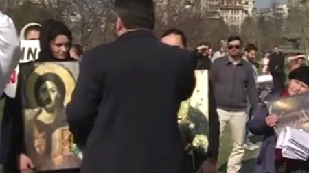 Vaccinare obligatorie la copii. Protest în faţa Parlamentului. Oamenii au venit cu icoane şi spun rugăciuni