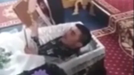Tineri băgaţi în sicriu, în mijlocul bisericii. Noi imagini de la ritualul care a şocat o ţară întreagă