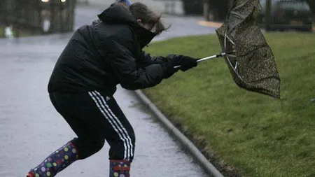 Avertizare meteo COD GALBEN de intensificări ale vântului, ploi şi viscol, până joi seară