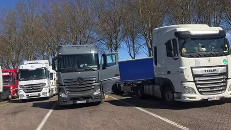 Gest impresionant făcut de o româncă, pentru şoferii de tir blocaţi în Olanda. Gestul său a provocat lacrimi de bucurie