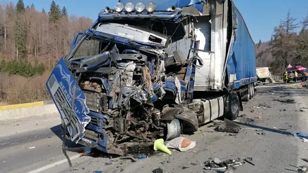 Accident grav între două TIR-uri pe DN1, la Predeal. Două persoane au fost transportate la spital FOTO