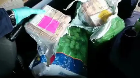 Un milion jumătate de euro, descoperit într-un TIR ieşit din România spre Republica Moldova
