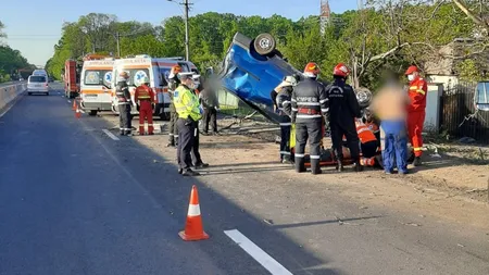 Accident grav pe DN1. Un mort şi doi răniţi după ce o maşină s-a răsturnat FOTO