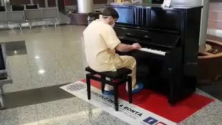 Imaginile care fac înconjurul lumii. Un medic din Italia cântă la pian în holul spitalului, după ore de muncă