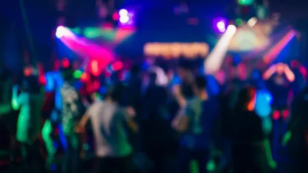 Englezii nu iau în seamă coronavirusul! 660 de petreceri au fost organizate în weekendul trecut la Manchester