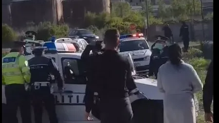 Scandal in Ialomiţa, după ce un bărbat prins fără permis şi declaraţie pe propria răspundere s-a ascuns în curtea unor romi VIDEO