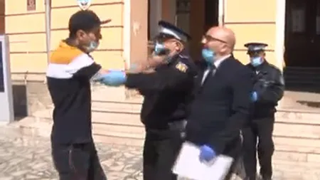 Scandal cu bătaie şi înjurături între un vlogger şi un consilier local în faţa primăriei din Buzău VIDEO
