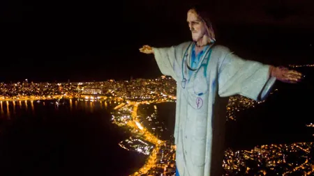 Tribut adus medicilor în Rio de Janeiro! Statuia lui Iisus a fost iluminată pentru a arăta ca un medic în ziua de Paşte FOTO