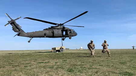Imagini spectaculoase! Elicoptere americane Black Hawk, pe un deal lângă cetatea Enisala din Tulcea