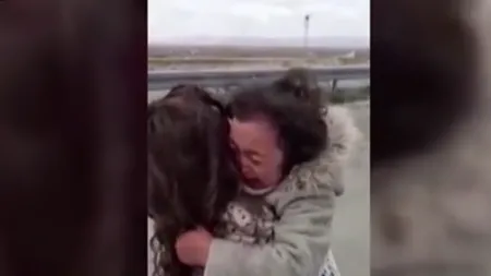 Imagini emoţionante! Cum reacţionează o fetiţă care-şi revede mama după o lună: multe lacrimi şi gesturi de tandreţe