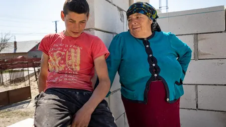 Un adolescent de 16 ani îşi ridică singur casa. Primii bani pentru materialele de construcţie i-a obţinut vânzând bălegar