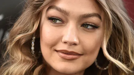 Gigi Hadid este însărcinată. O fotografie a dat-o de gol