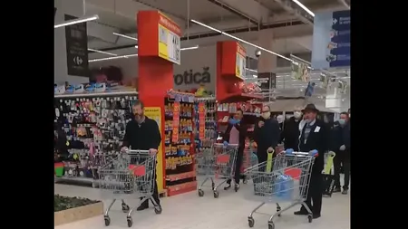 Scenă emoţionantă într-un supermarket din Piatra-Neamţ: clienţii cântă la unison 