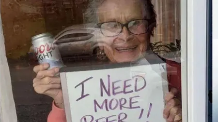 Imaginea cu această bătrână aflată în izolare a devenit virală. Mesajul transmis a stârnit hohote de râs