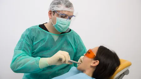 Românii vor plăti mai mulţi bani la dentist după pandemia de coronavirus: Costurile suplimentare încep de la 300 de lei