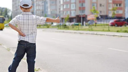 De dorul mamei lui pe care nu o mai văzuse de o lună, un băieţel de cinci ani a fugit de acasă. Copilul a făcut autostopul