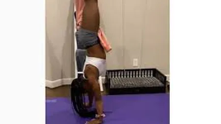 Gimnasta Simone Biles stă în mâini şi se dezbracă de pantaloni. Video-ul a devenit viral