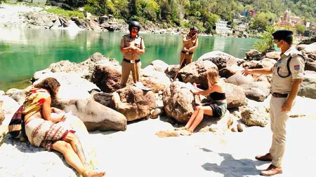 Turişti care nu au respectat restricţiile de circulaţie, pedepsiţi într-un mod inedit. Ce idee amuzantă a avut poliţia VIDEO