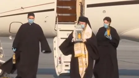 Lumina Sfântă de la Ierusalim a ajuns în România. Va fi dusă în mai multe oraşe din ţară. VIDEO